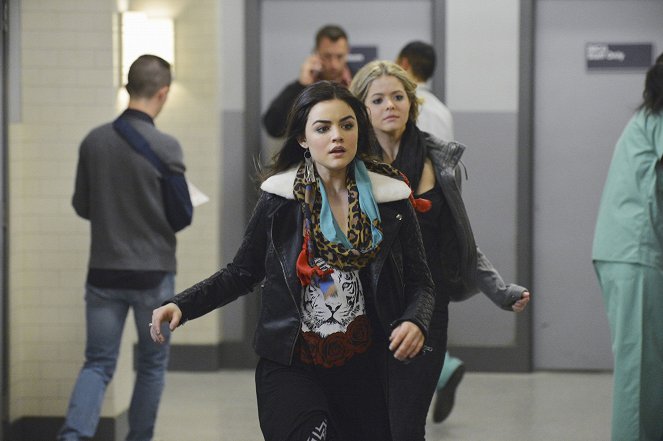Pretty Little Liars - EscApe from New York - Photos - Lucy Hale, Sasha Pieterse