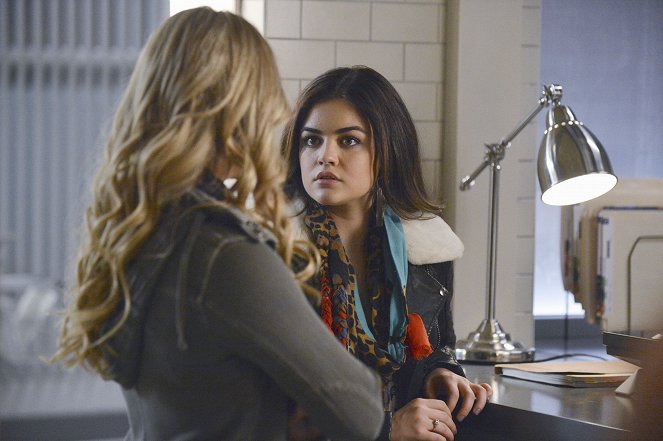 Pretty Little Liars - EscApe from New York - Photos - Lucy Hale