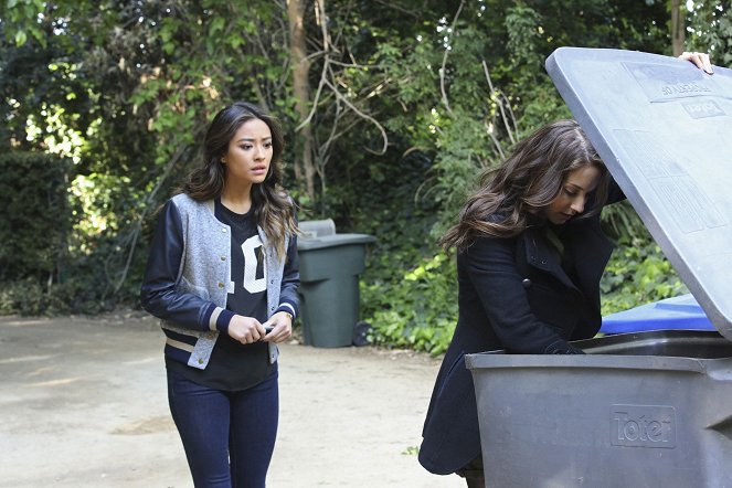 Pretty Little Liars - Whirly Girly - Do filme - Shay Mitchell, Troian Bellisario