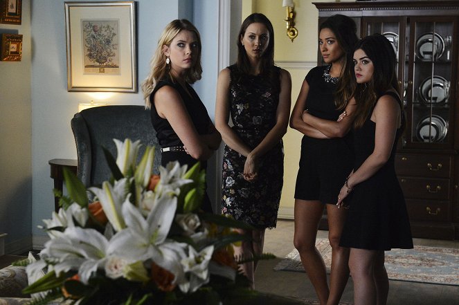 Pretty Little Liars - Surfing the Aftershocks - Photos - Ashley Benson, Troian Bellisario, Shay Mitchell, Lucy Hale