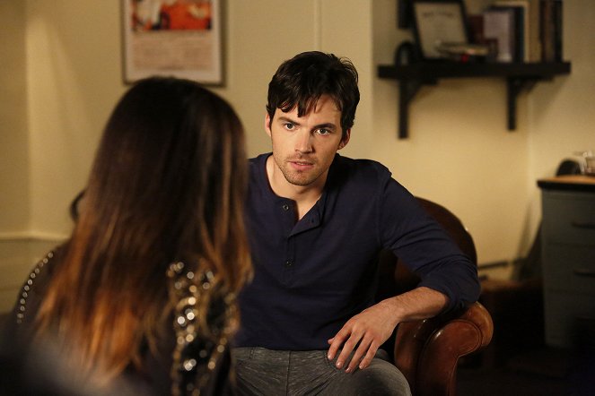 Pretty Little Liars - Thrown from the Ride - Photos - Ian Harding