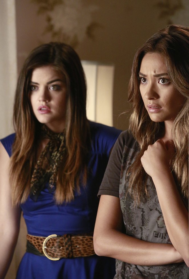 Pretty Little Liars - No One Here Can Love or Understand Me - Photos - Lucy Hale, Shay Mitchell
