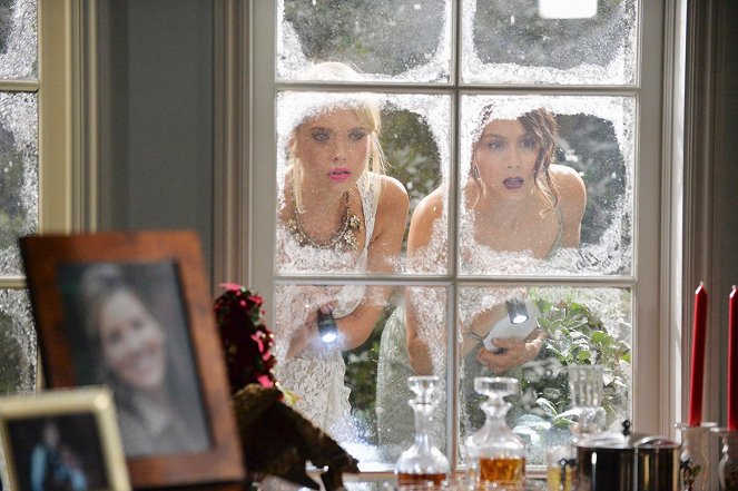 Pretty Little Liars - How the 'A' Stole Christmas - Photos - Ashley Benson, Troian Bellisario