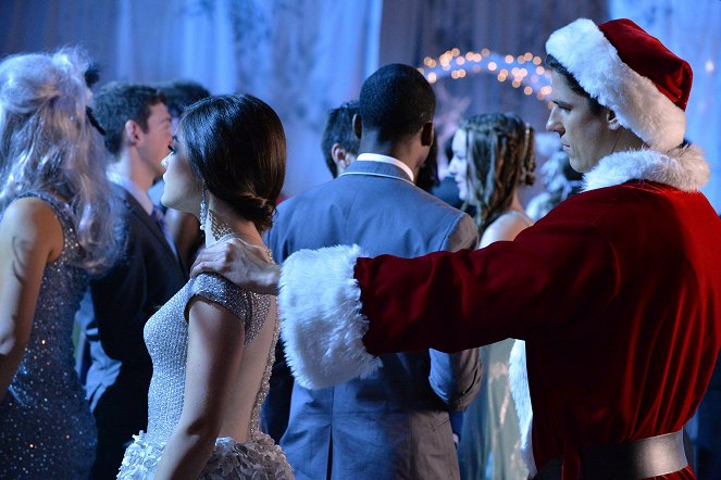Pretty Little Liars - How the 'A' Stole Christmas - Van film - Lucy Hale