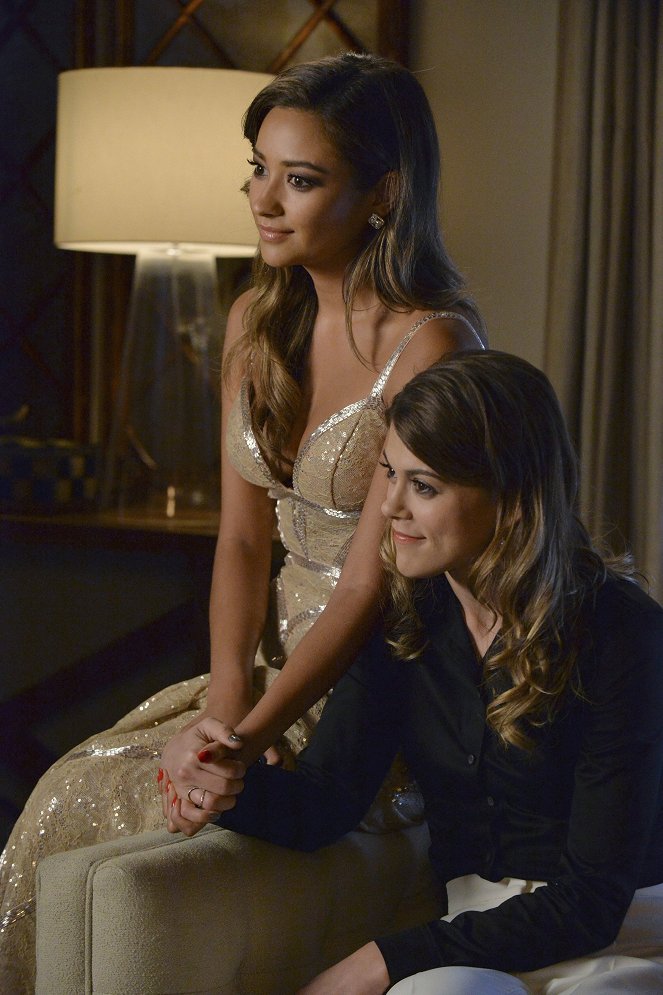 Pretty Little Liars - How the 'A' Stole Christmas - Van film - Shay Mitchell, Lindsey Shaw