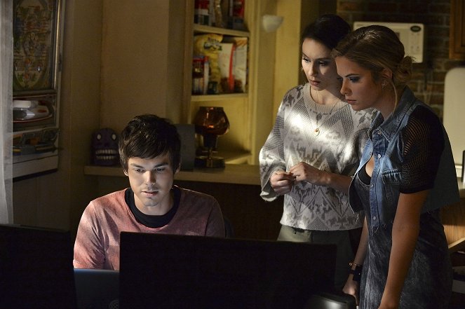 Pretty Little Liars - Over a Barrel - De filmes - Tyler Blackburn, Troian Bellisario, Ashley Benson