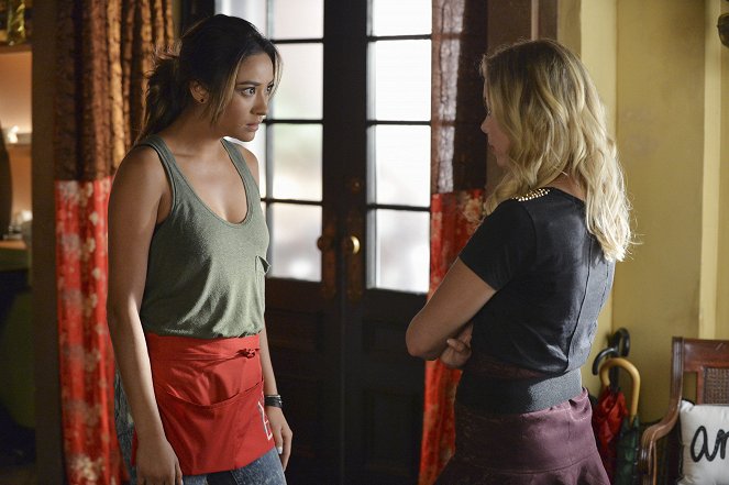 Pretty Little Liars - Oh What Hard Luck Stories They All Hand Me - De la película - Shay Mitchell