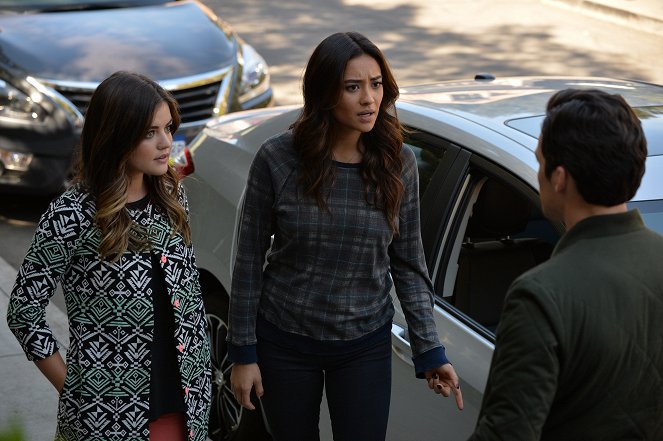 Pretty Little Liars - To Plea or Not to Plea - Van film - Lucy Hale, Shay Mitchell