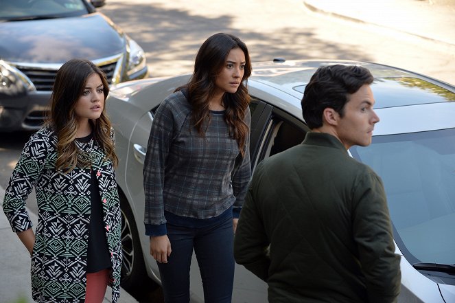 Pretty Little Liars - To Plea or Not to Plea - Photos - Lucy Hale, Shay Mitchell, Ian Harding