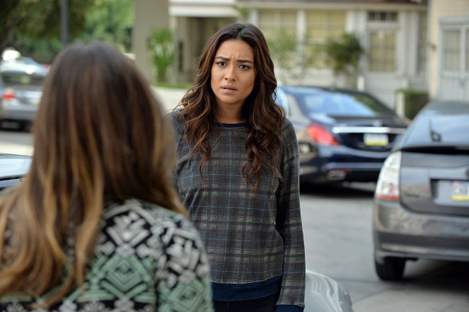Pretty Little Liars - To Plea or Not to Plea - Photos - Shay Mitchell