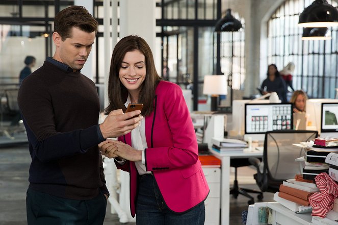 Le Nouveau Stagiaire - Film - Andrew Rannells, Anne Hathaway