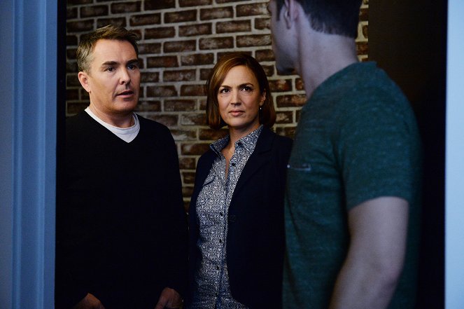 Pretty Little Liars - Welcome to the Dollhouse - Photos - Nolan North, Lesley Fera