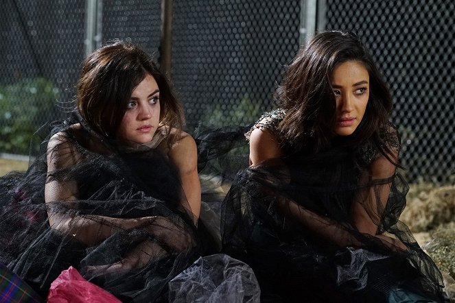 Pretty Little Liars - Game On, Charles - Photos - Lucy Hale, Shay Mitchell