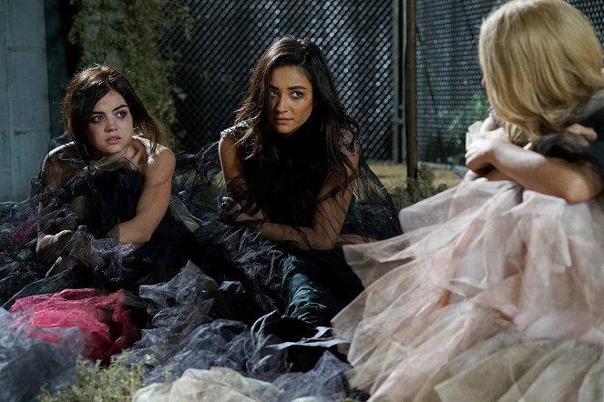 Pretty Little Liars - Season 6 - Game On, Charles - Photos - Lucy Hale, Shay Mitchell