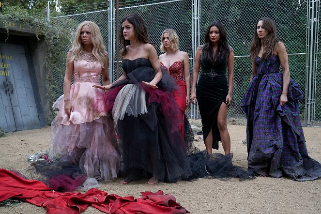Pretty Little Liars - Game On, Charles - Photos - Janel Parrish, Lucy Hale, Ashley Benson, Shay Mitchell, Troian Bellisario
