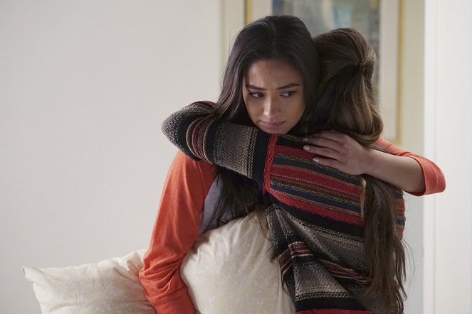 Pretty Little Liars - Songs of Innocence - Photos - Shay Mitchell
