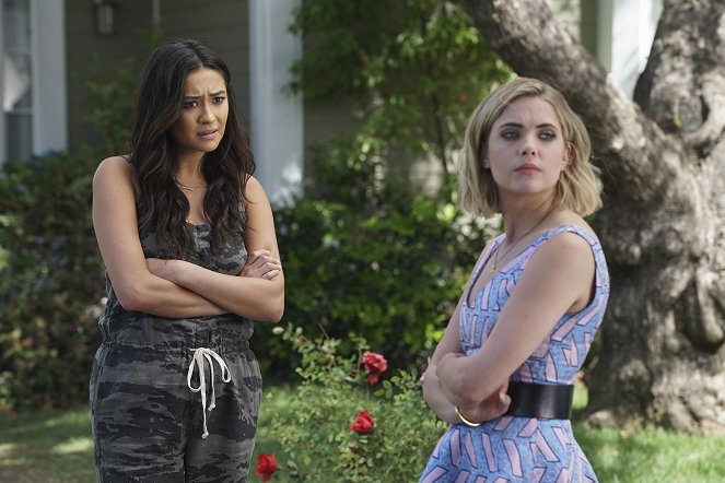 Pretty Little Liars - Songs of Experience - Photos - Shay Mitchell, Ashley Benson