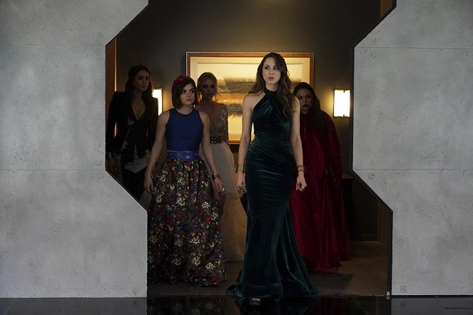 Pretty Little Liars - Game Over - Filmfotos - Shay Mitchell, Lucy Hale, Ashley Benson, Troian Bellisario, Janel Parrish