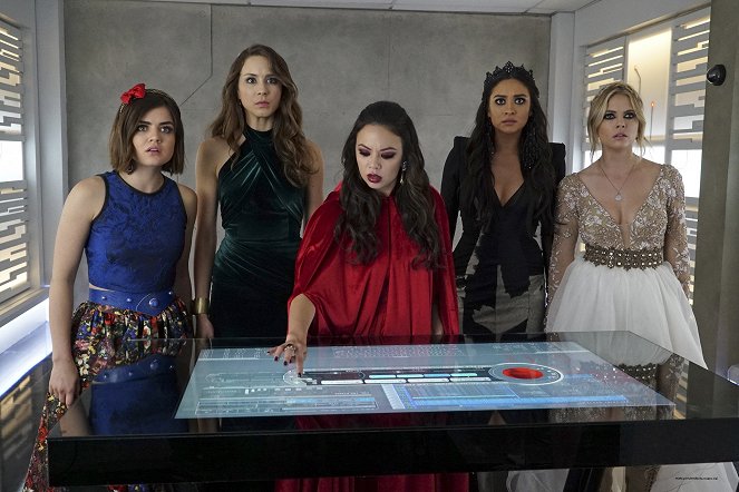 Pretty Little Liars - Game Over, Charles - Photos - Lucy Hale, Troian Bellisario, Janel Parrish, Shay Mitchell, Ashley Benson