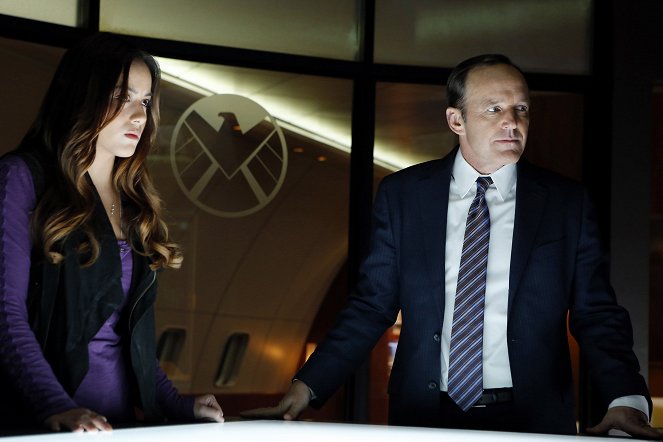 Marvel : Les agents du S.H.I.E.L.D. - Des hommes et des dieux - Film - Chloe Bennet, Clark Gregg