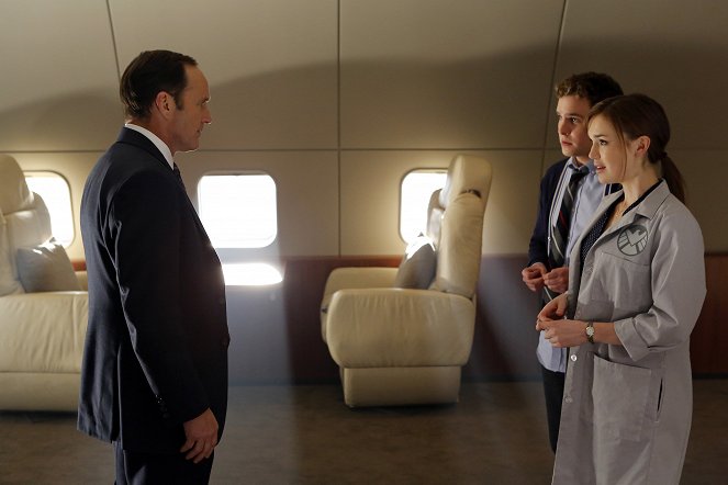 Agents of S.H.I.E.L.D. - Season 1 - Pilot - Photos - Clark Gregg, Iain De Caestecker, Elizabeth Henstridge