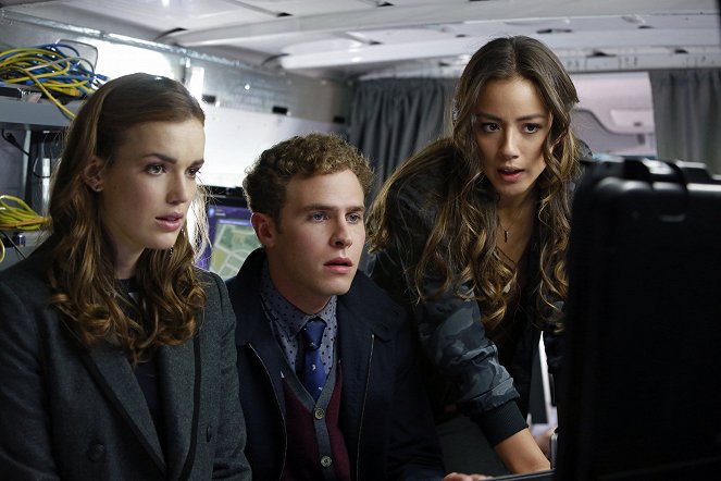Agenti S.H.I.E.L.D. - Kdo se dívá - Z filmu - Elizabeth Henstridge, Iain De Caestecker, Chloe Bennet