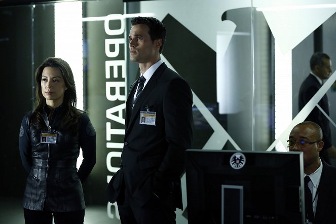 Agents of S.H.I.E.L.D. - Season 1 - The Hub - Photos - Ming-Na Wen, Brett Dalton