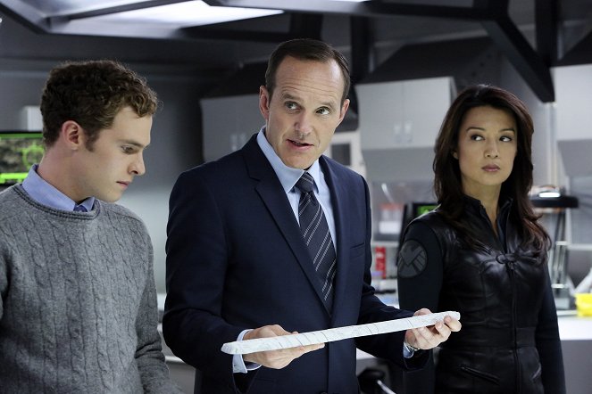 Agents of S.H.I.E.L.D. - Season 1 - The Well - Photos - Iain De Caestecker, Clark Gregg, Ming-Na Wen