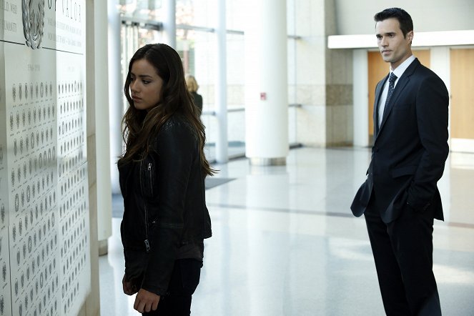 MARVEL's Agents Of S.H.I.E.L.D. - Eiskalt - Filmfotos - Chloe Bennet, Brett Dalton