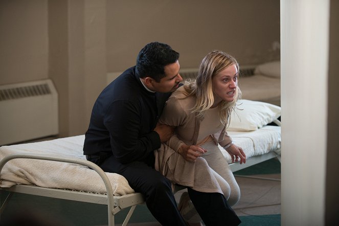 The Vatican Tapes - Photos - Michael Peña, Olivia Dudley