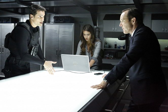 Agenti S.H.I.E.L.D. - Turn, Turn, Turn - Z filmu - Brett Dalton, Chloe Bennet, Clark Gregg