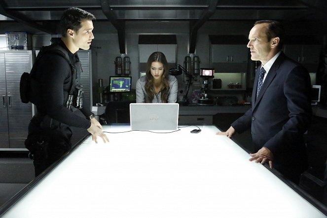 Agenti S.H.I.E.L.D. - Turn, Turn, Turn - Z filmu - Brett Dalton, Chloe Bennet, Clark Gregg