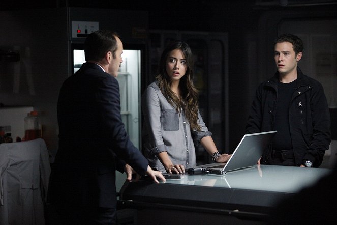 Agents of S.H.I.E.L.D. - Season 1 - Turn, Turn, Turn - Photos - Chloe Bennet, Iain De Caestecker