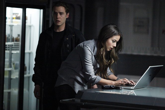 Agents of S.H.I.E.L.D. - Season 1 - Turn, Turn, Turn - Photos - Iain De Caestecker, Chloe Bennet