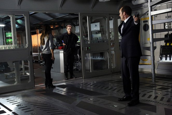 Agents of S.H.I.E.L.D. - Season 1 - Turn, Turn, Turn - Photos - Iain De Caestecker