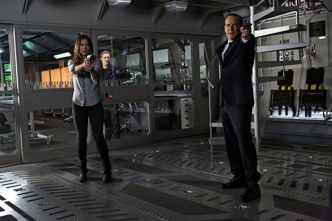 Agents of S.H.I.E.L.D. - Turn, Turn, Turn - Photos - Chloe Bennet, Iain De Caestecker, Clark Gregg