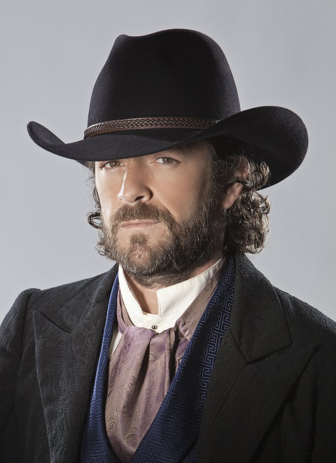 Goodnight for Justice: Queen of Hearts - Promoción - Luke Perry
