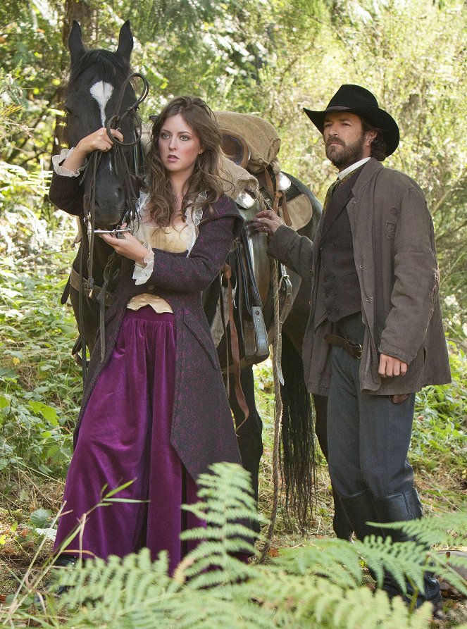 Goodnight for Justice: Queen of Hearts - Photos - Katharine Isabelle, Luke Perry