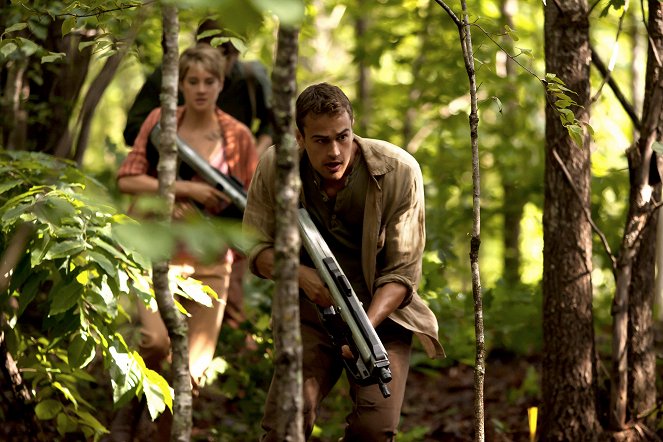 Die Bestimmung 2 - Insurgent - Filmfotos - Shailene Woodley, Theo James