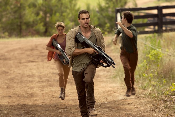 Insurgent - Photos - Shailene Woodley, Theo James, Ansel Elgort