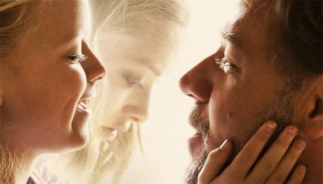 Fathers & Daughters - Promokuvat - Kylie Rogers, Amanda Seyfried, Russell Crowe
