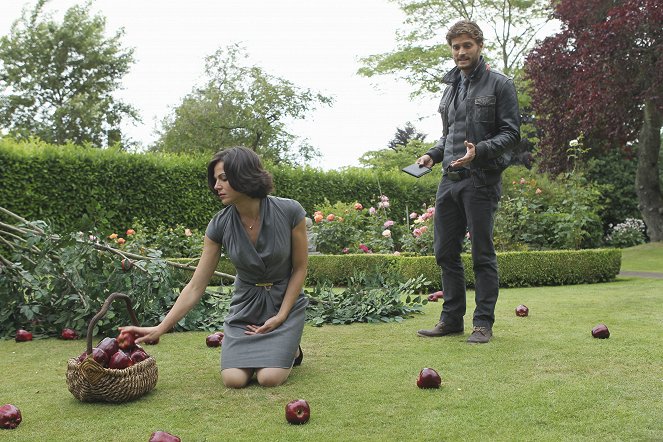 Once Upon a Time - Season 1 - The Thing You Love Most - Photos - Lana Parrilla, Jamie Dornan