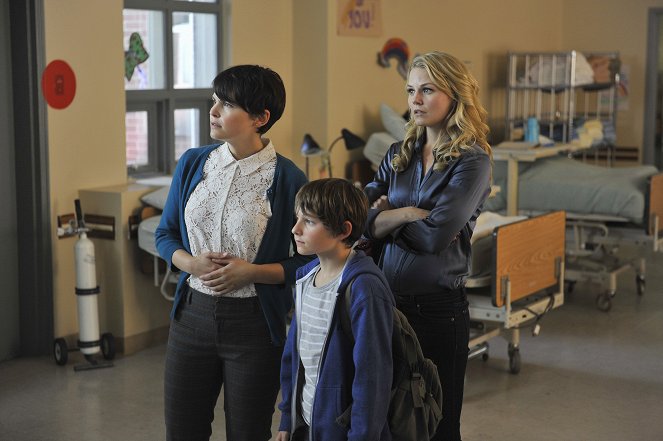 Once Upon a Time - Snow Falls - Photos - Ginnifer Goodwin, Jared Gilmore, Jennifer Morrison