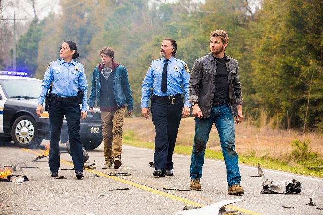 Under the Dome - Pilot - Photos - Natalie Martinez, Colin Ford, Jeff Fahey, Mike Vogel