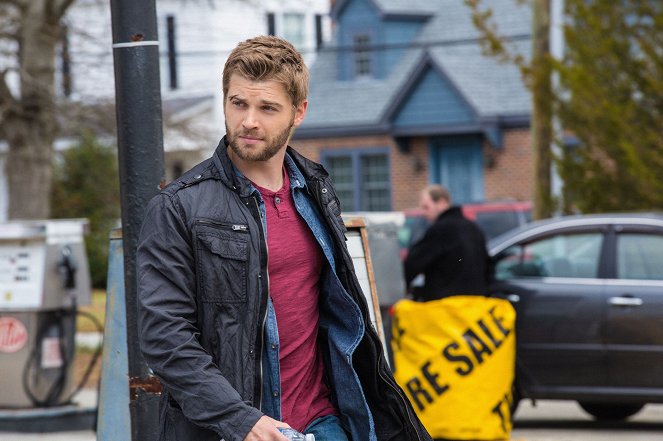 Under the Dome - Season 1 - The Fire - Photos - Mike Vogel