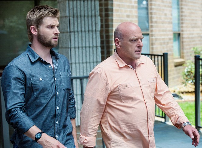Under the Dome - Outbreak - Photos - Mike Vogel, Dean Norris