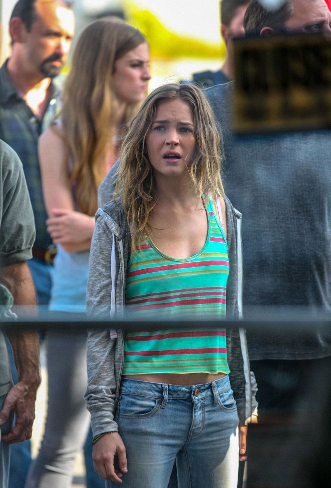 Under the Dome - The Endless Thirst - Photos - Britt Robertson