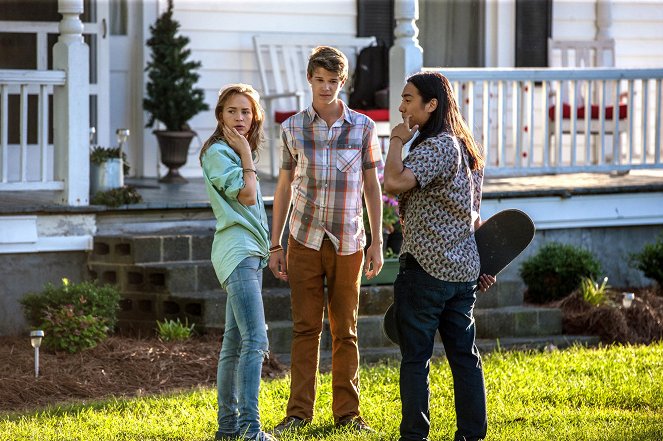 Under the Dome - Imperfect Circles - Photos - Britt Robertson, Colin Ford