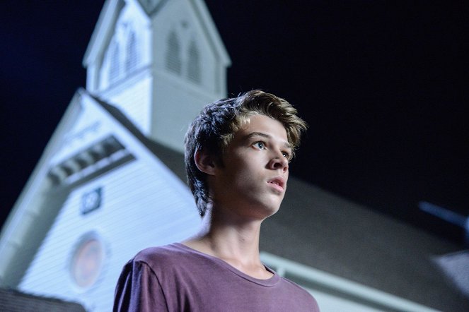 Under the Dome - Curtains - Photos - Colin Ford