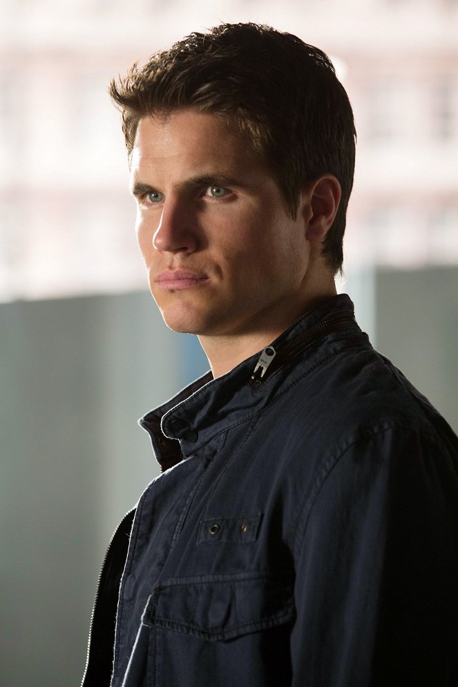 The Tomorrow People - In Too Deep - Photos - Robbie Amell